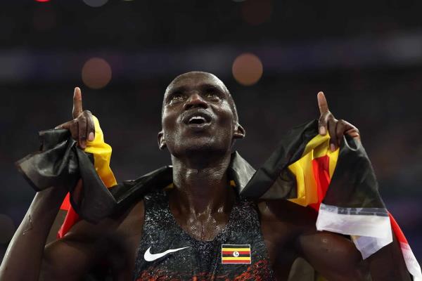Impone ugandés Cheptegei récord en 10 mil metros