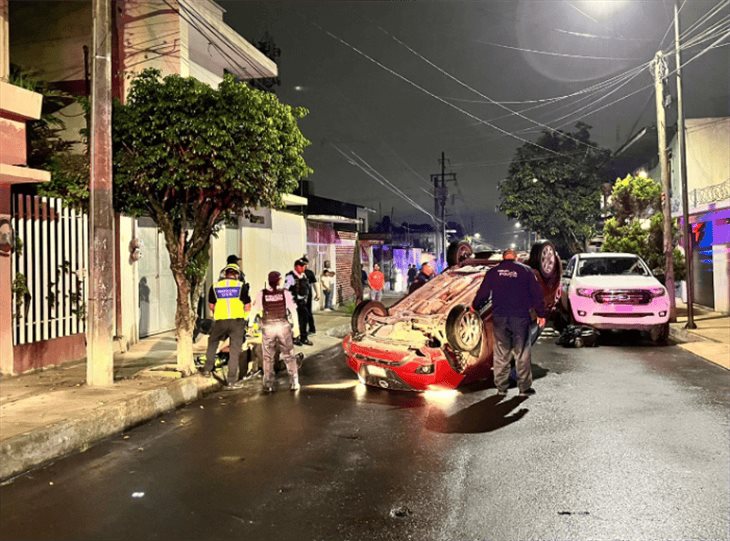 Se registra volcadura de auto en Orizaba: conductora iba a exceso de velocidad