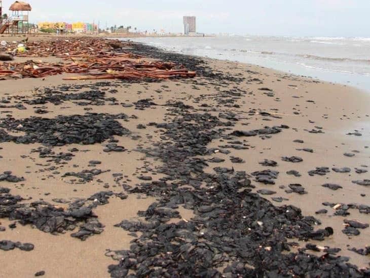 Contaminación por hidrocarburo amenaza con extenderse en playas de Coatzacoalcos