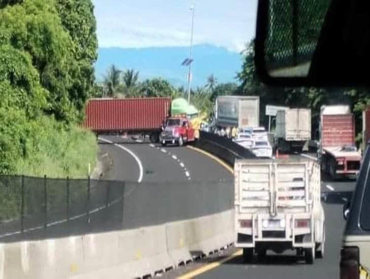 Tráiler sufre accidente en la autopista Cardel - Veracruz y provoca tráfico