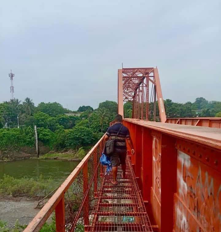 Hombre se quita la ropa y pasea por calles de La Antigua