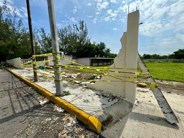 Lluvia derrumba barda de escuela secundaria 69 en El Coyol, en Veracruz