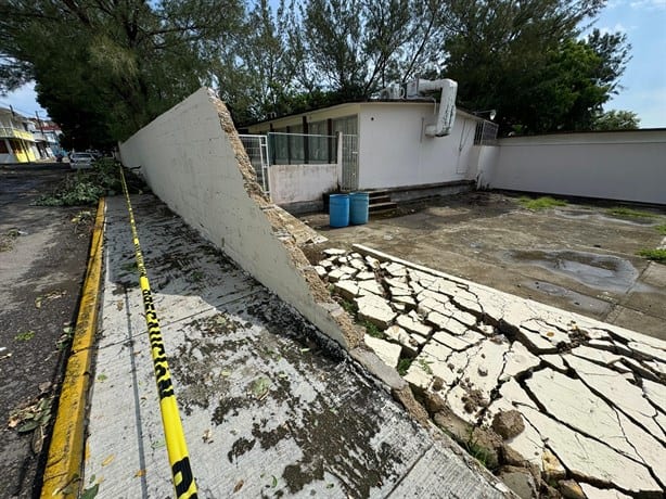 Lluvia derrumba barda de escuela secundaria 69 en El Coyol, en Veracruz