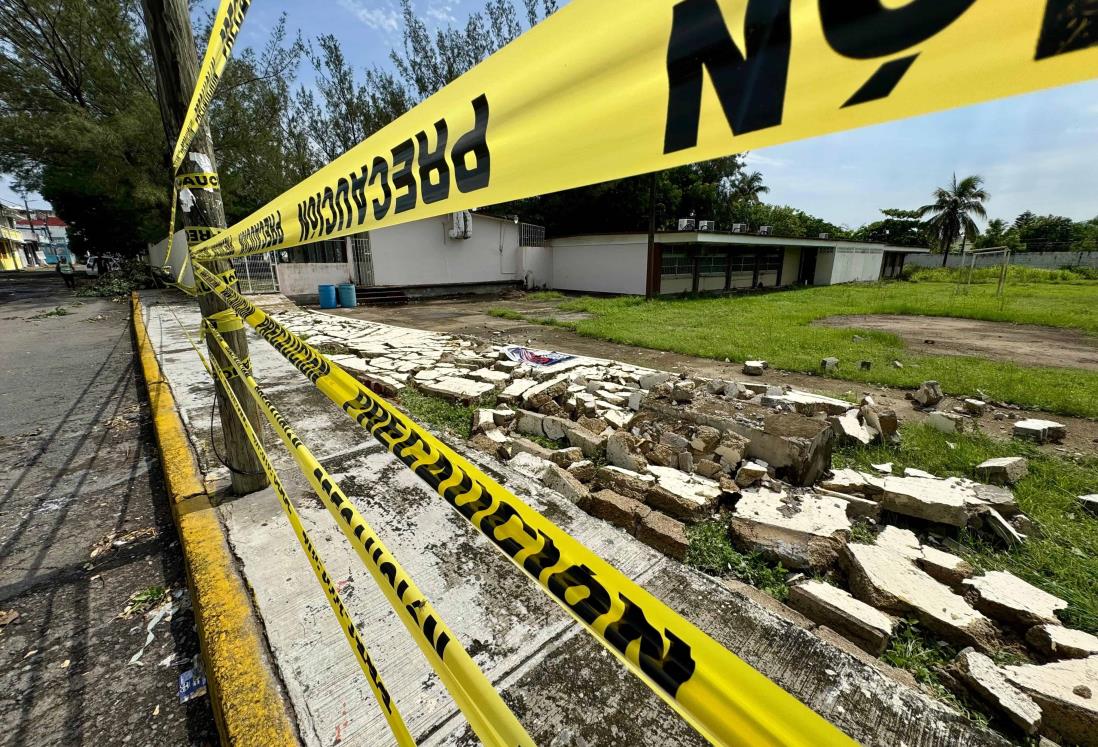 Lluvia derrumba barda de escuela secundaria 69 en El Coyol, en Veracruz