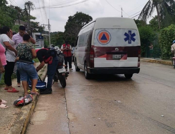 Mujer resultó lesionada tras derrapar cuando viajaba en su motocicleta