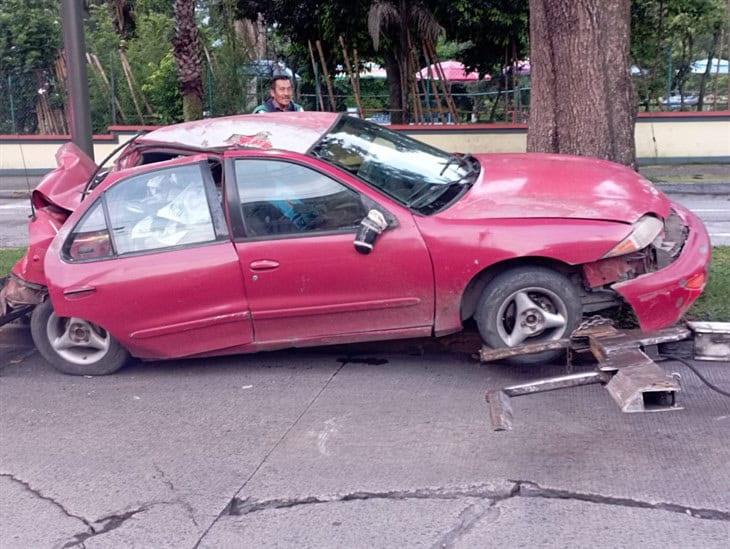 ¡Fuerte choque en Orizaba! camión de carga impacta a un auto en la avenida Cri Cri