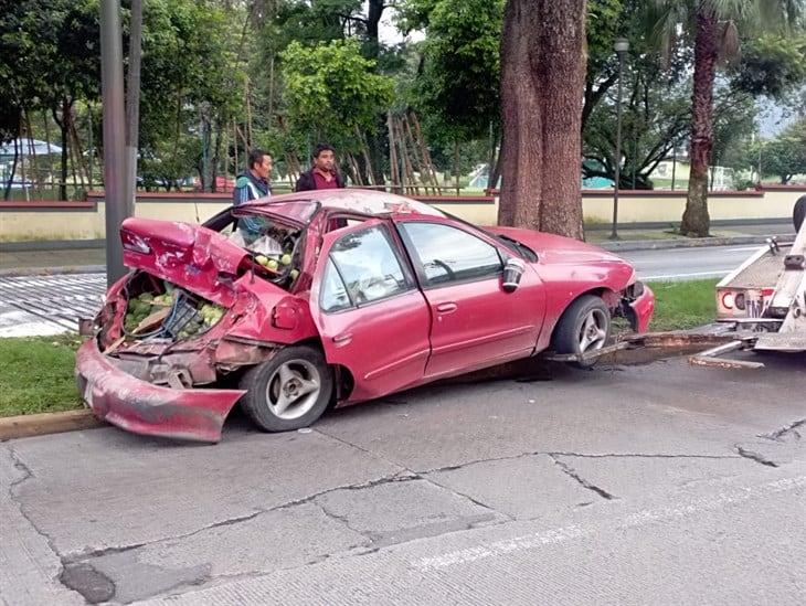 ¡Fuerte choque en Orizaba! camión de carga impacta a un auto en la avenida Cri Cri