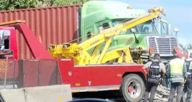 Tráiler sufre accidente en la autopista Cardel - Veracruz y provoca tráfico