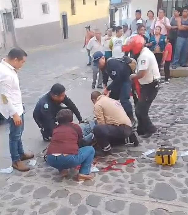 ¡Todo por no usar casco! Motociclista es reportado como grave tras chocar contra camioneta en el centro de Xico