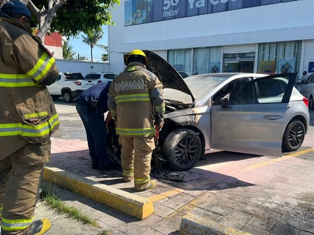 Se incendia auto en tienda de telefonía en el bulevar de Boca del Río | VIDEO