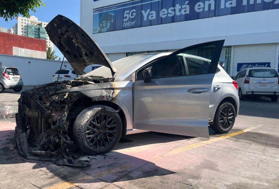 Se incendia auto en tienda de telefonía en el bulevar de Boca del Río | VIDEO