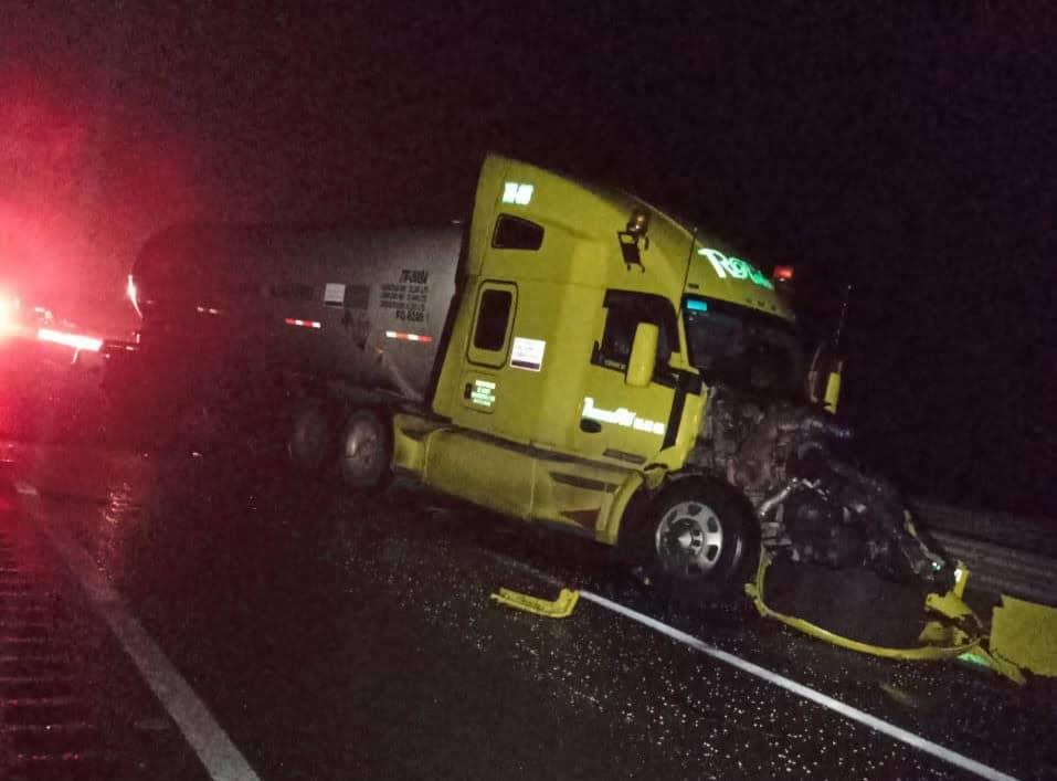 Choque y volcadura de pipa en autopista de Acayucan 