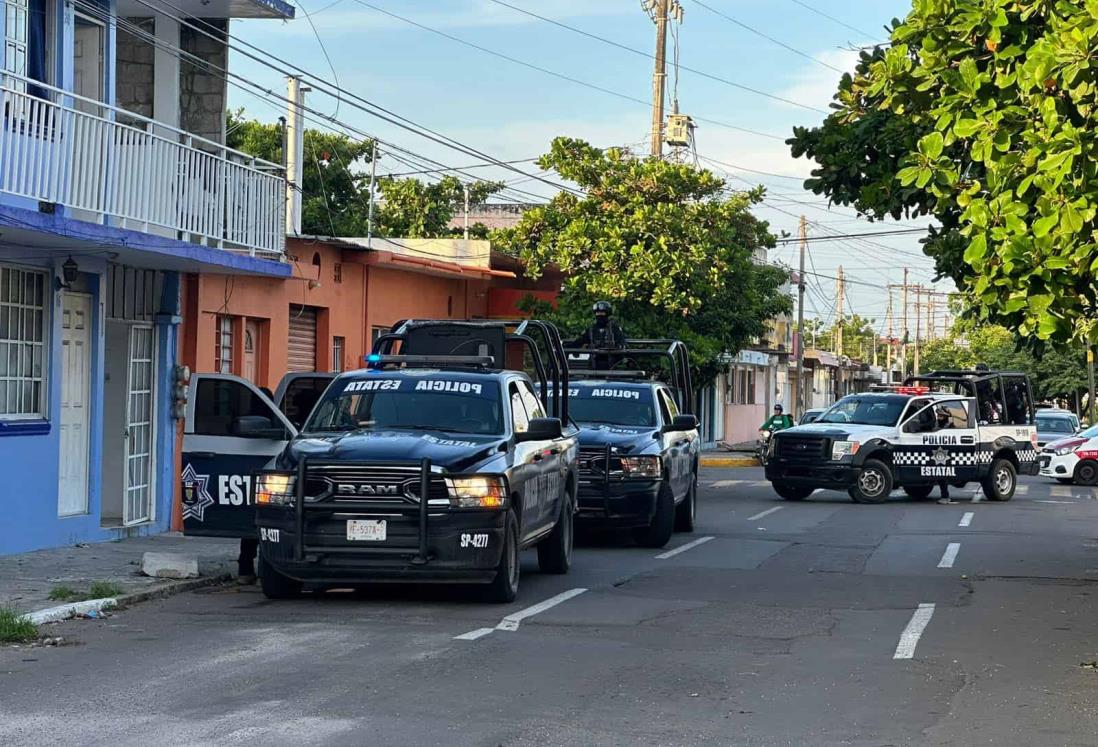 Policías encapuchados se llevan por la fuerza a dos jóvenes de una cuartería en Veracruz | VIDEO