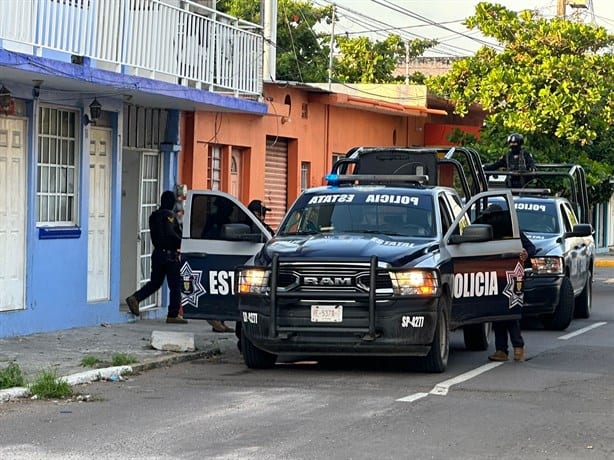 Policías encapuchados se llevan por la fuerza a dos jóvenes de una cuartería en Veracruz | VIDEO