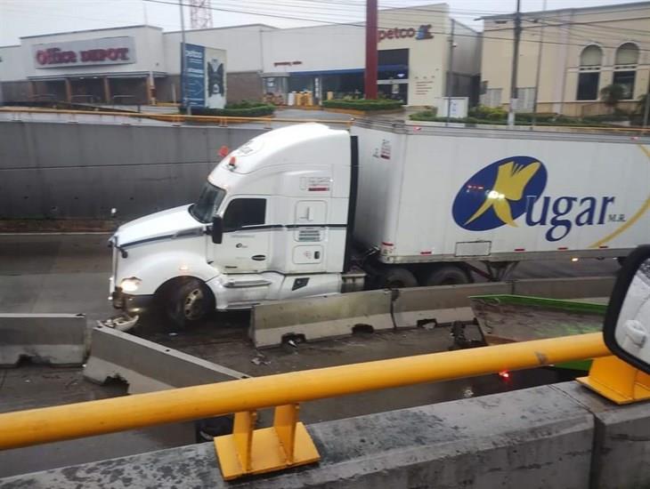 Tráiler choca en Xalapa: se impactó contra muros divisorios de la avenida Lázaro Cárdenas