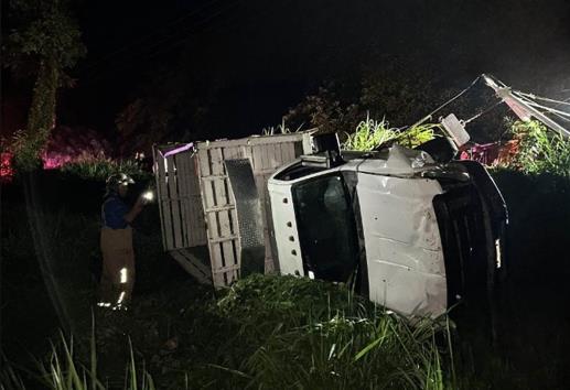 Volcadura en Vega de Alatorre causa movilización