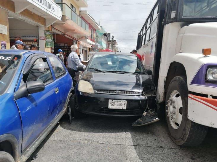 Choque entre auto y autobús genera caos vial en avenida en Xalapa