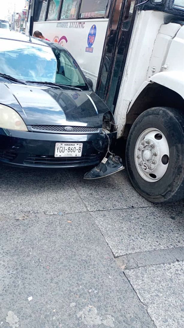 Choque entre auto y autobús genera caos vial en avenida en Xalapa