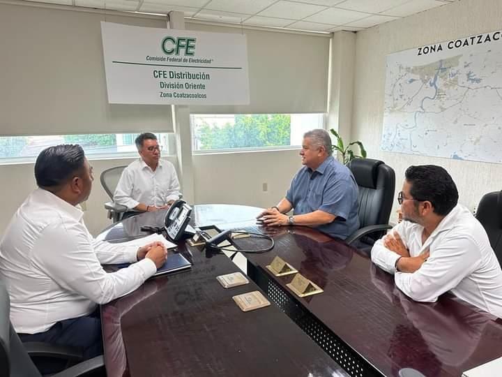 Se reúne alcalde de Moloacán con superintendente de CFE para dar solución a problemática de electricidad