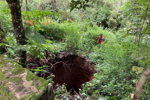 ¡Cuidado! Enorme socavón pone en riesgo a conductores en Texhuacan