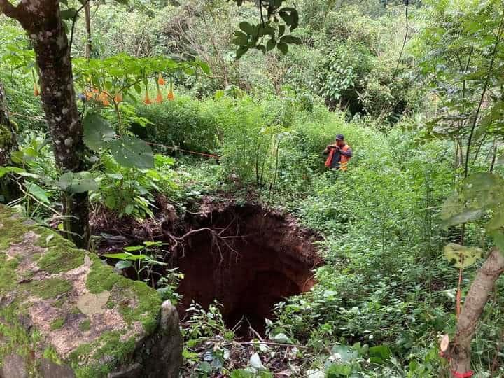 ¡Cuidado! Enorme socavón pone en riesgo a conductores en Texhuacan