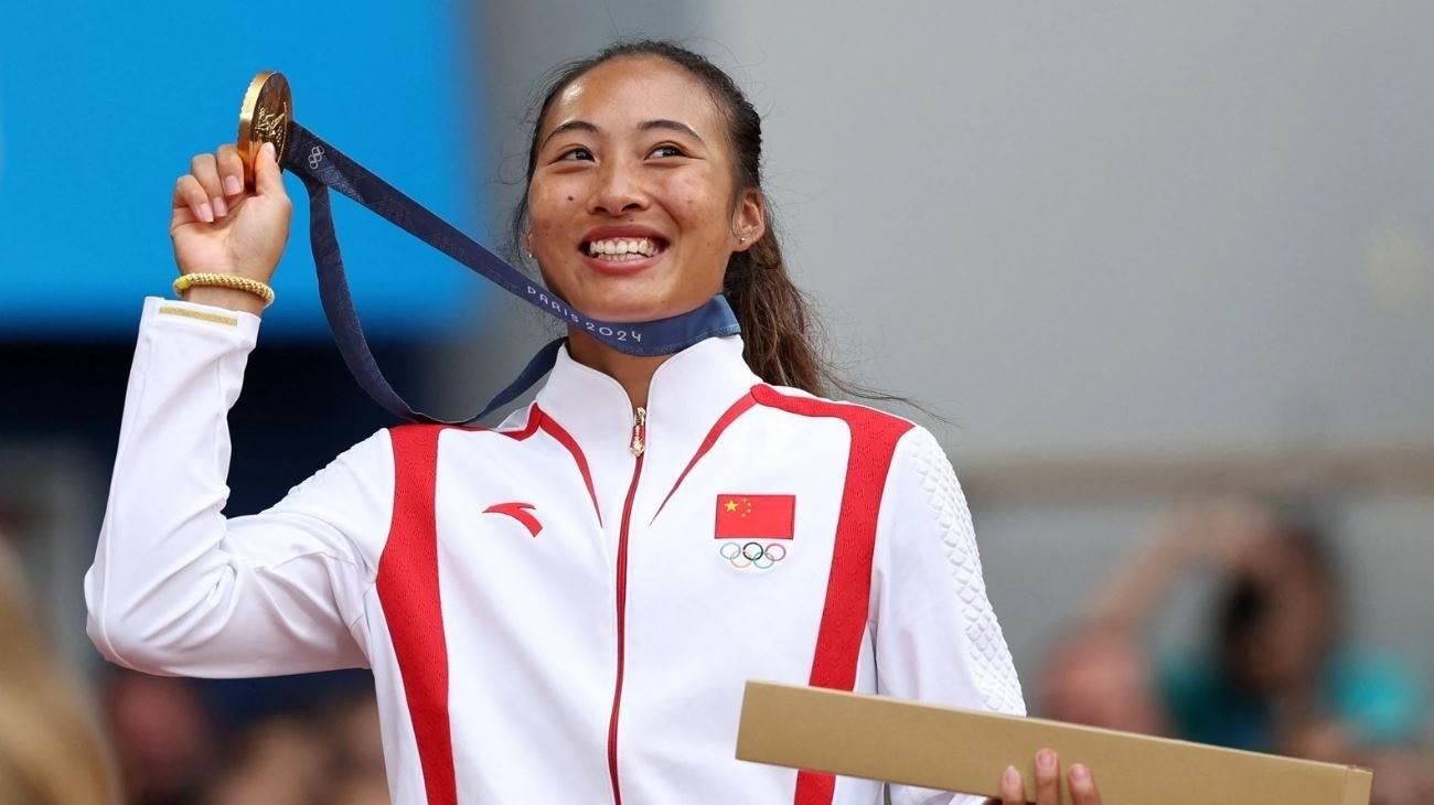 Conquista Zheng Qinwen la gloria en el tenis femenil