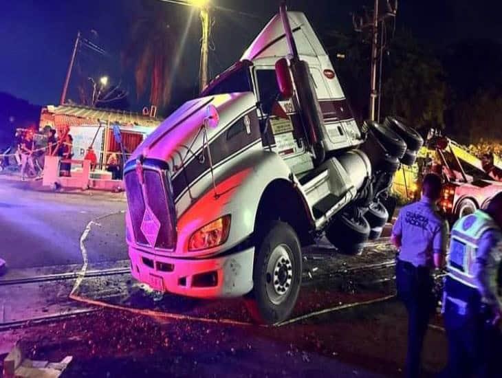 Tráiler en Veracruz es golpeado por un ferrocarril