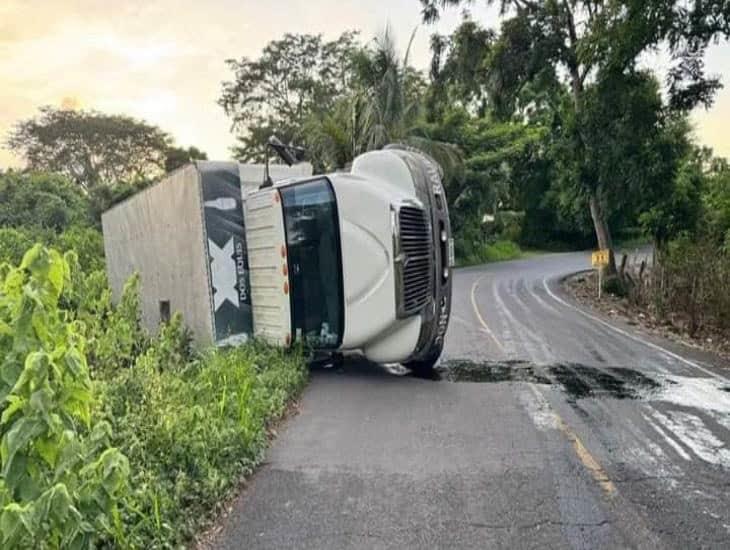 Camión con cerveza termina volcado en Tlalixcoyan