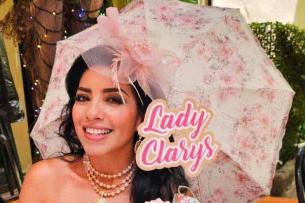 Clarita Villalobos apaga una velita más en su pastel