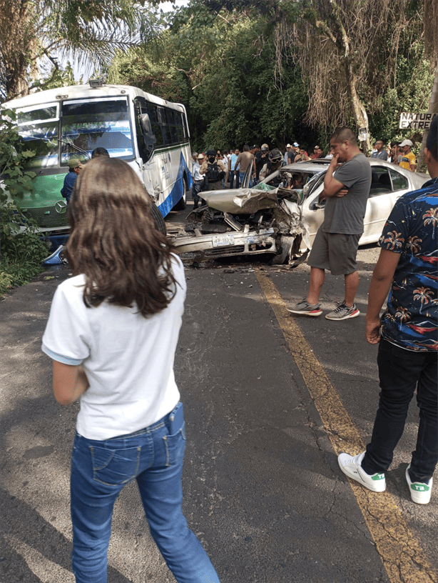 Aparatoso choque entre camión y auto en carretera Huatusco-Totutla deja varios heridos