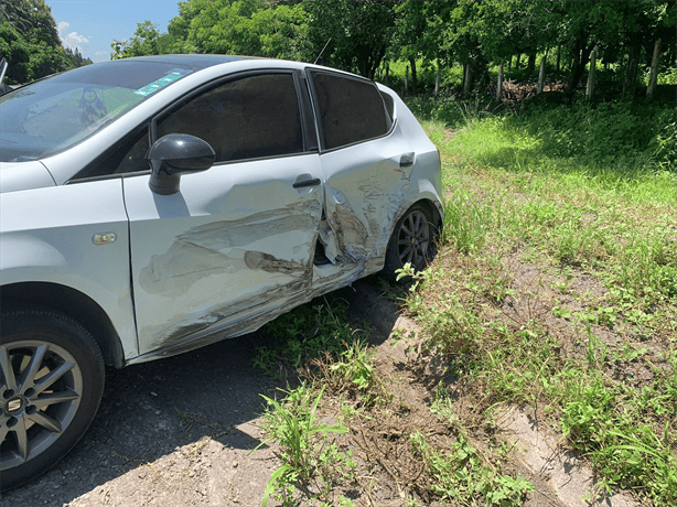 Aparatoso accidente en la carretera de Paso de Ovejas deja daños materiales considerables