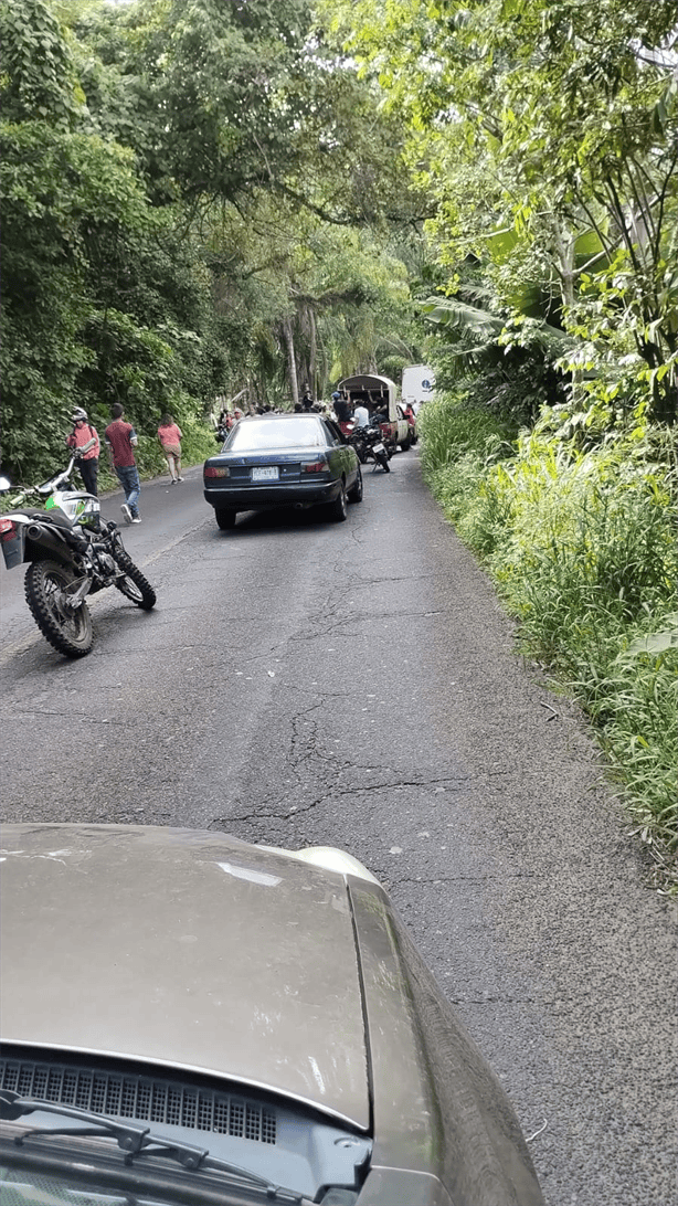 Aparatoso choque entre camión y auto en carretera Huatusco-Totutla deja varios heridos