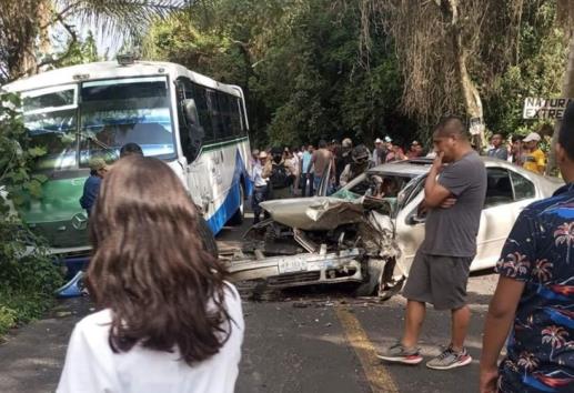 Fuerte accidente en la Carretera Federal Huatusco-Totutla deja cinco lesionados de gravedad