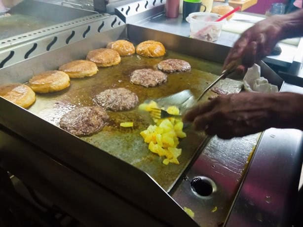 Para chuparse los dedos: ¿Ya conoces las hamburguesas perronas en Xalapa? Aquí puedes encontrarlas (+VIDEO)