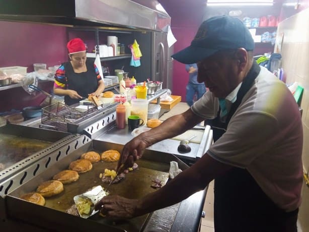 Para chuparse los dedos: ¿Ya conoces las hamburguesas perronas en Xalapa? Aquí puedes encontrarlas (+VIDEO)