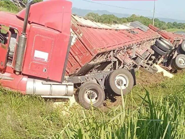 Tráiler vuelca en carretera en Alto Lucero,Veracruz