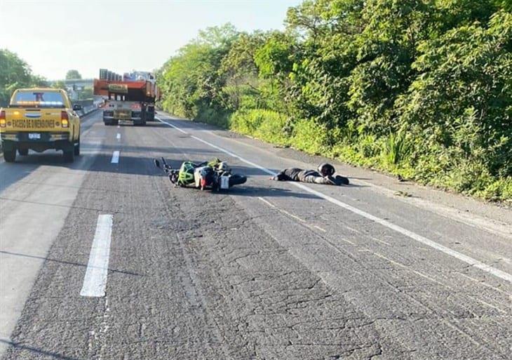 Motociclista resulta lesionado tras derrapar en la carretera federal 140, cerca de Rinconada