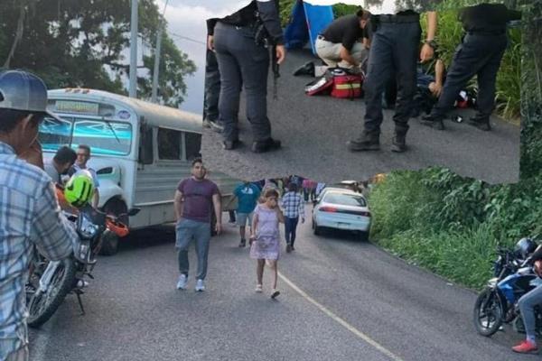 Pareja de motociclistas se accidenta al chocar contra un autobús en la carretera Xalapa-Totutla