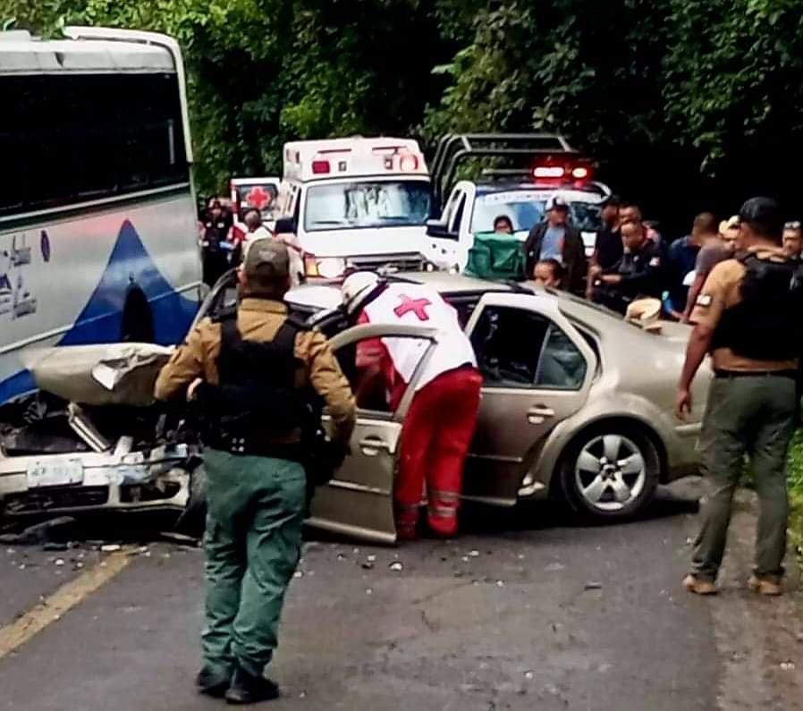 Aparatoso choque entre camión y auto en carretera Huatusco-Totutla deja varios heridos