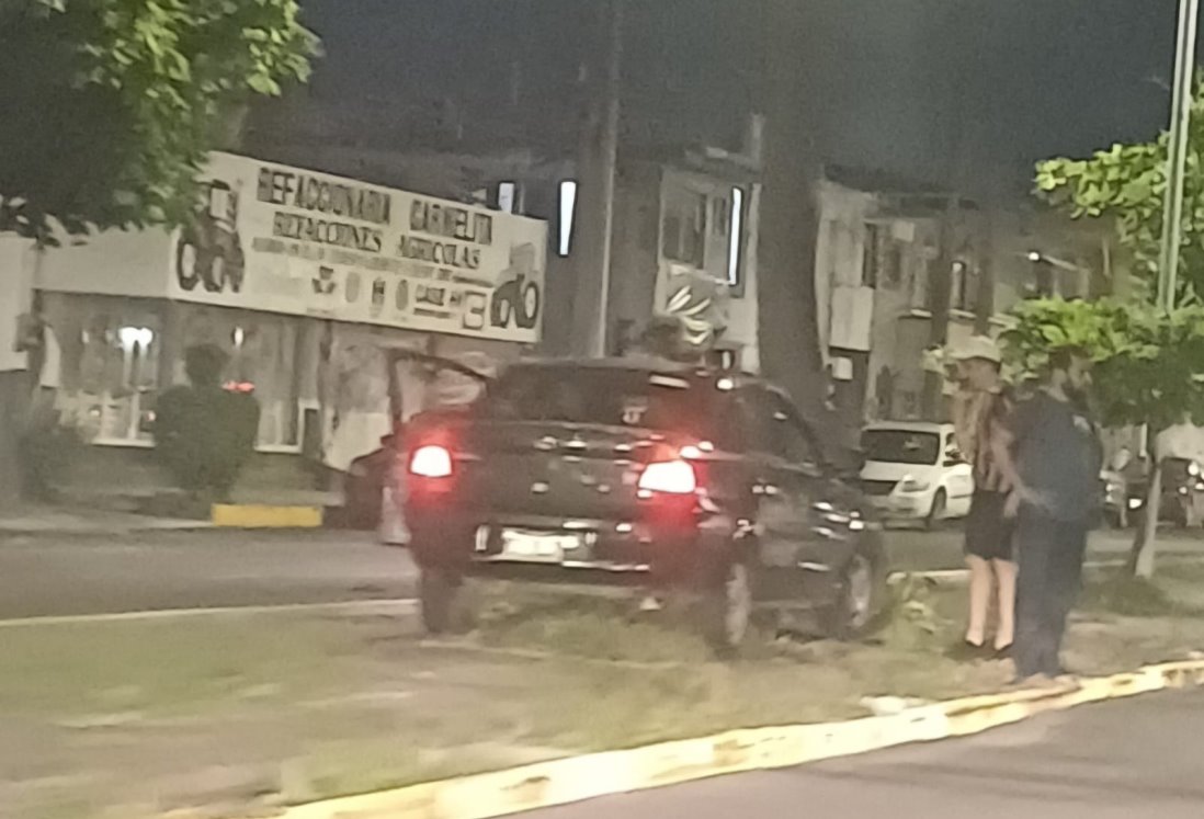 Auto choca contra palmera en avenida La Fragua: Ocupantes huyen del lugar