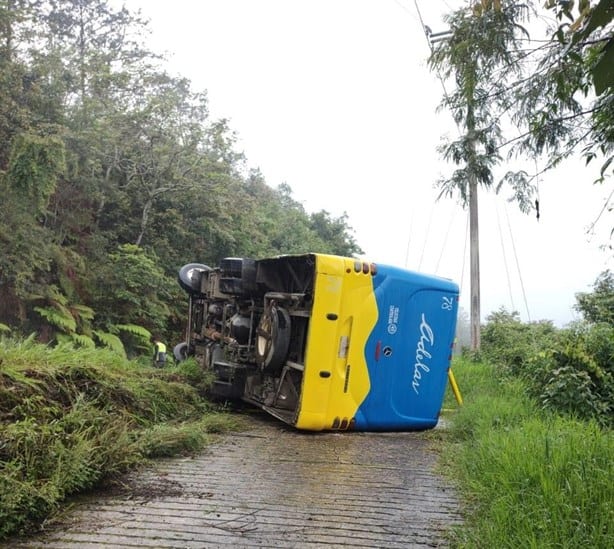 Vuelca autobús de pasaje en la zona serrana de Zongolica, hay una menor lesionada