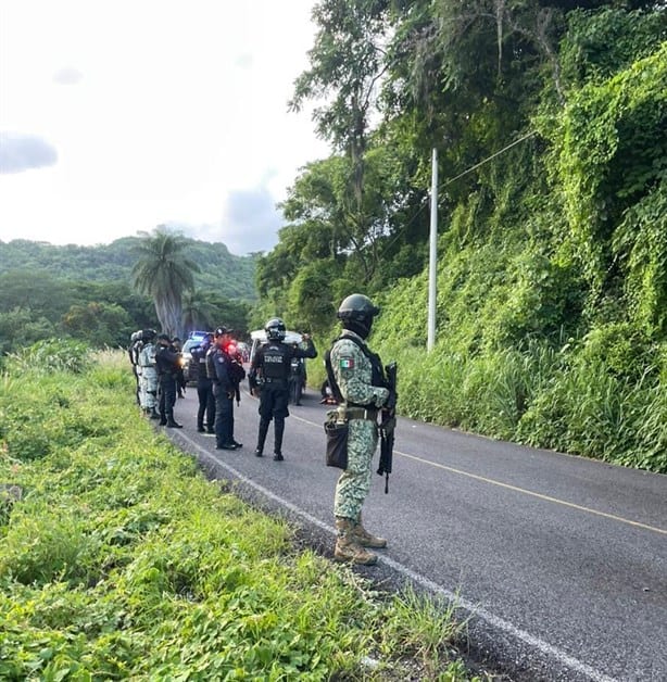 Pareja de motociclistas se accidenta al chocar contra un autobús en la carretera Xalapa-Totutla