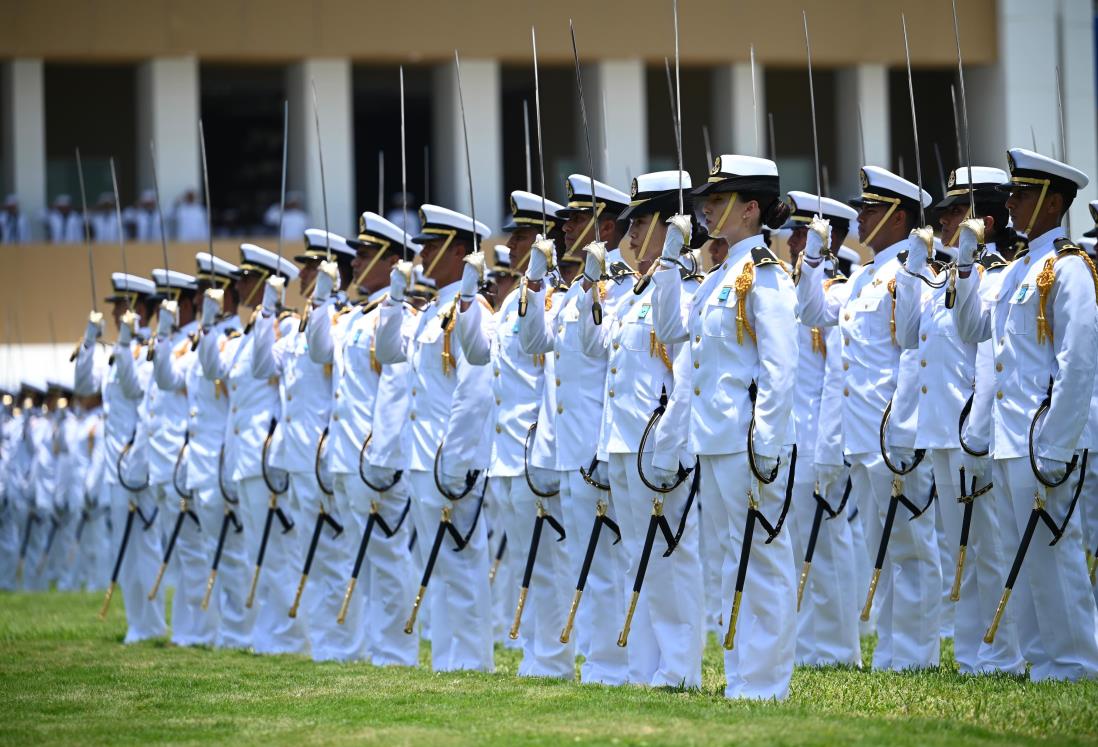 Se gradúan alumnos de la Escuela Naval