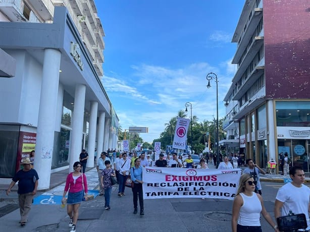 Exigen la reclasificación de tarifas de luz en Veracruz; protestan en el Centro Histórico | VIDEO