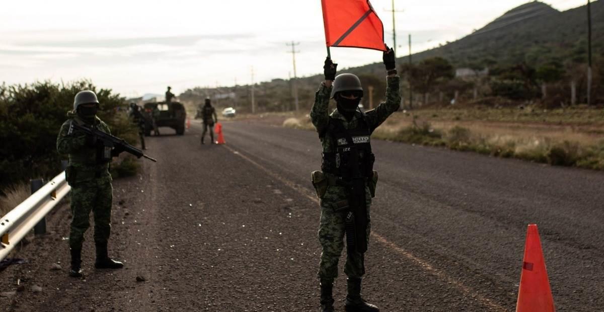 La Sedena en trabajos de conservación carretera