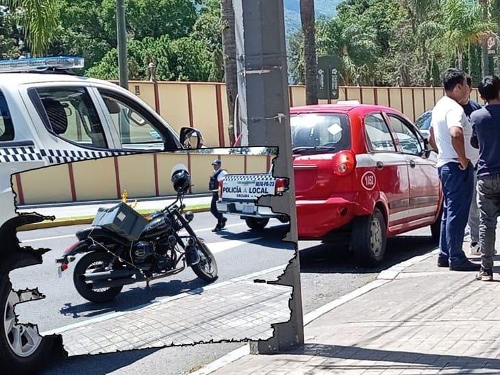 Accidente entre taxi y motocicleta en Orizaba genera movilización policial