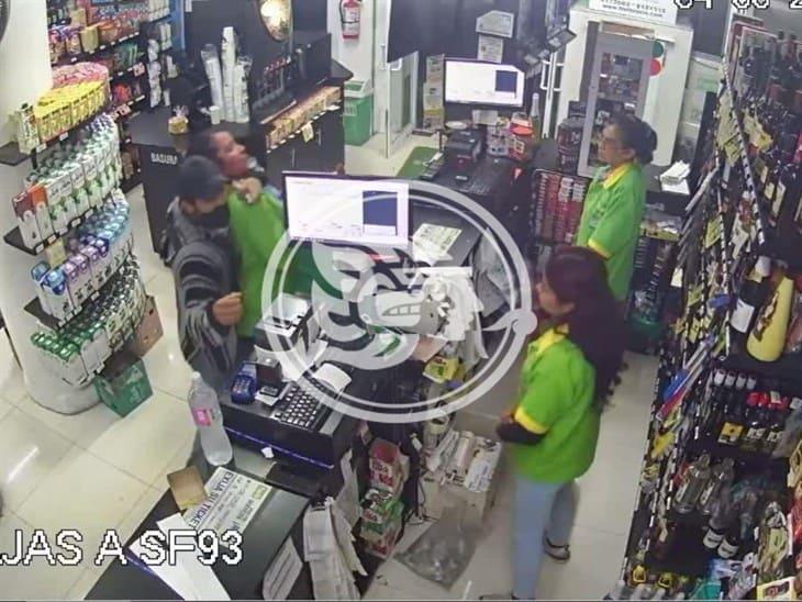 Con cuchillo en mano, sujeto asalta tienda Fasti en Xalapa; tomó del cuello a una empleada