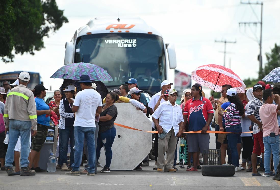 Bloquean carretera Paso del Toro – Alvarado; exigen construcción de camino a Herón Proal | VIDEO