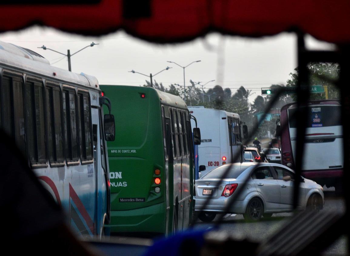 Chofer de ruta Canticas Cosoleacaque pone en peligro a pasajeros