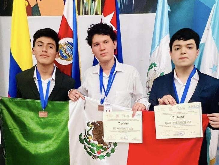 Joven de Coatzacoalcos gana bronce en Olimpiada extranjera de Física